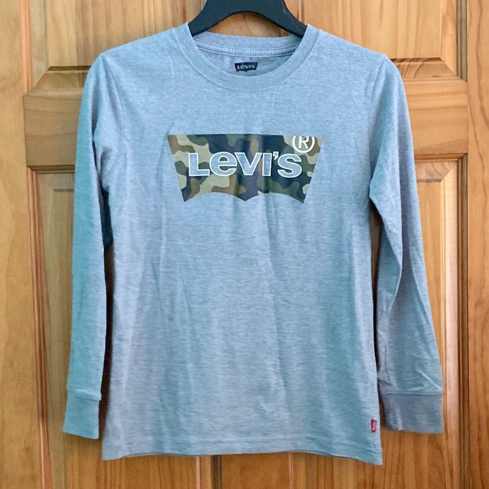 Boys size medium 10-12 Levi’s gray long sleeved T shirt